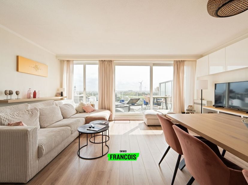 Ce penthouse lumineux est situé au cinquième étage dune résidence qui a été entièrement rénovée ces dernières années. La façade, la toiture et lascens