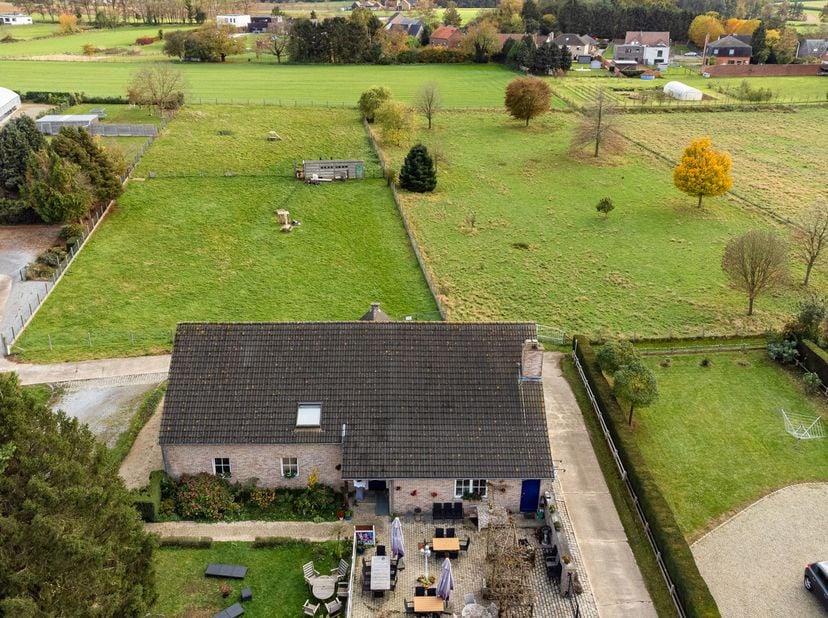 Deze bloeiende zaak ligt achterin aan de Leuvensesteenweg te Tielt-Winge en is daardoor vrij rustig gelegen met veel privacy. <br />
Het hotel beschik