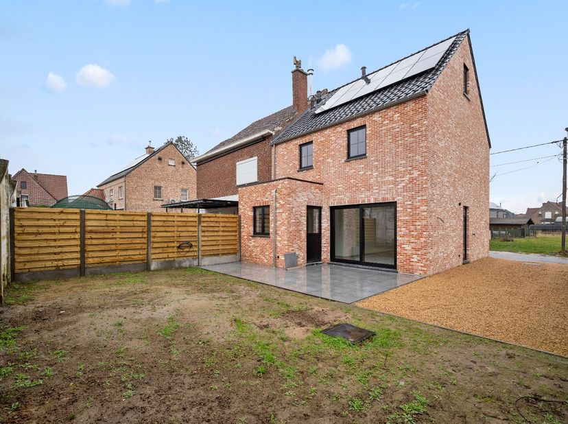 Prachtige nieuwbouw HOB met tuin en 3 slpks te Zoutleeuw.<br />
Deze nieuwbouw is gelegen in Zoutleeuw en is een prachtige halfopen bebouwing. De woni