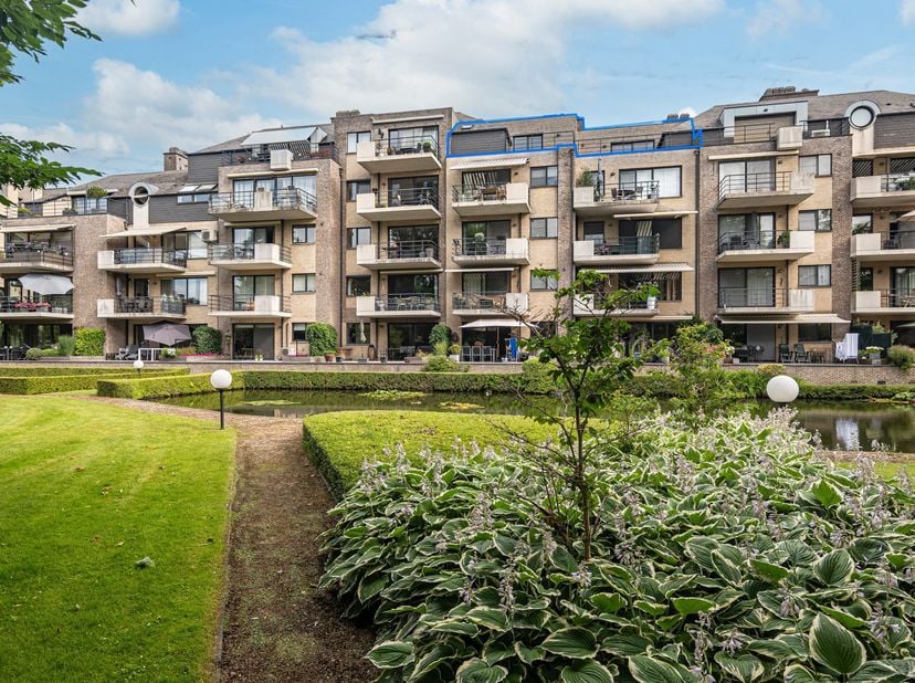 Huurprijs: 1.195 EUR per maand<br />
+ 100 EUR per maand voor ondergrondse autostaanplaats en berging<br />
+ 100 EUR per maand gemeenschappelijke kos