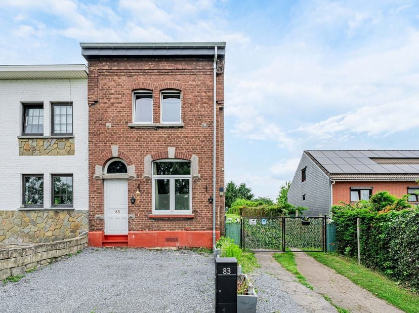 Découvrez cette maison 3 façades de 2 chambres à rafraîchir, idéalement située dans une rue calme et bénéficiant d’un vaste jardin orienté sud-ouest,