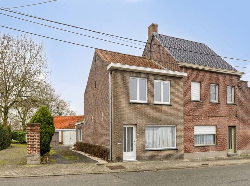 Vous recherchez une maison que vous pouvez entièrement rénover ou rafraîchir selon vos goûts ? Avec une base solide et un aménagement pratique, c'est