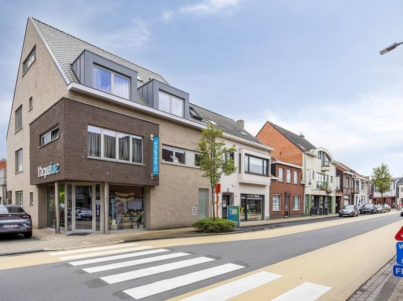 Dakappartement voorzien van woonkamer, keuken, berging/wasplaats, badkamer, 2 slaapkamers, terras en garagebox. Het pand heeft een gunstige locatie in