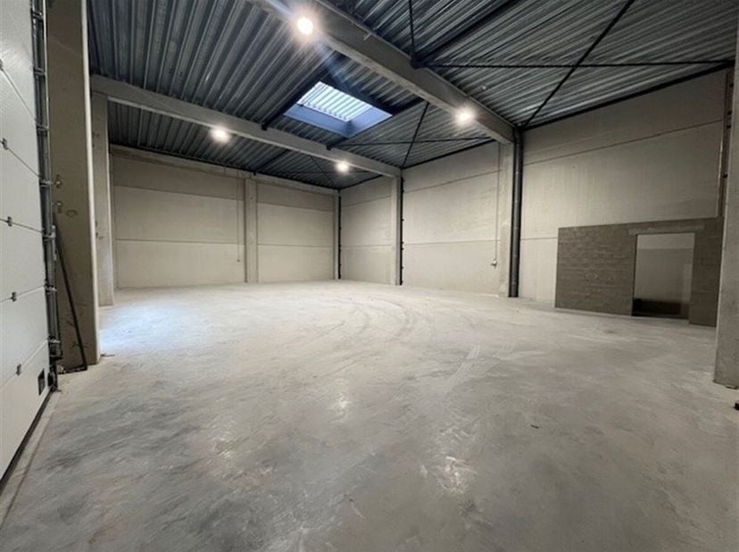 Loods/opslagruimte met 2 parkeerplaatsen.<br />
Deze loods is zeer makkelijk bereikbaar omwille van de centrale ligging.  Kortbij de snelweg en versch