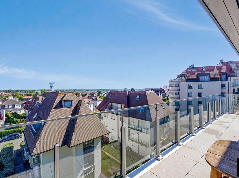 Mezzanine exceptionnelle située dans la Résidence Royal Navy, directement à côté du RBSC et de la plage Beaufort, avec vue frontale sur mer et une lar