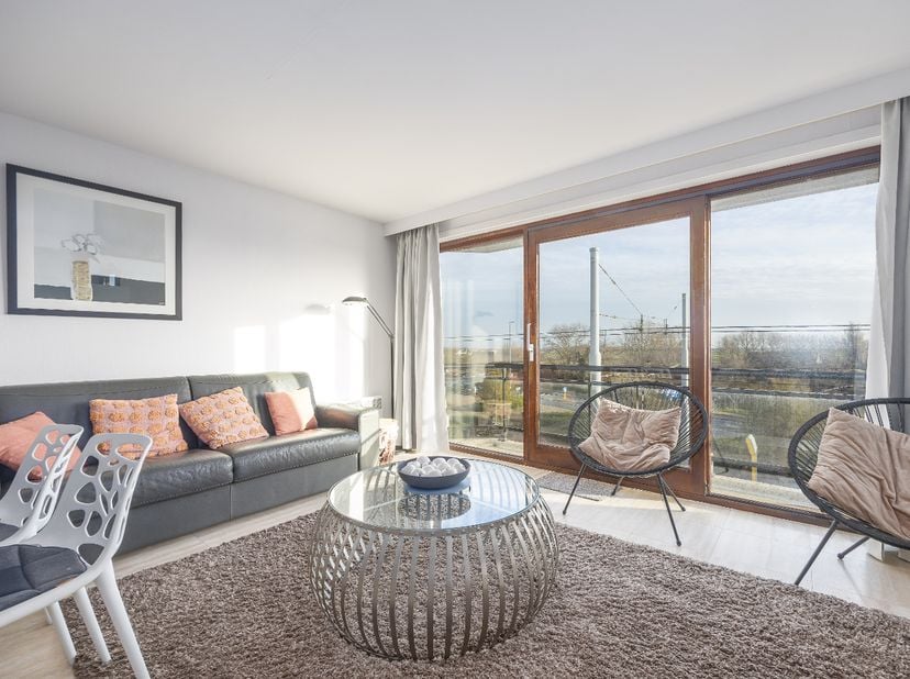 <br />
	Dit appartement bevindt zich op de 2de verdieping van residentie Escale II;<br />
	Ze bevat de volgende indeling:&amp;nbsp;inkomhal met vestiairek