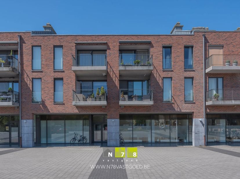 INSTAPKLAAR APPARTEMENT OP DE TWEEDE VERDIEPING MET 2 SLAAPKAMERS EN EEN TERRAS IN HET CENTRUM VAN MAASEIK<br />
TROEVEN<br />
- Alle belangrijke voor