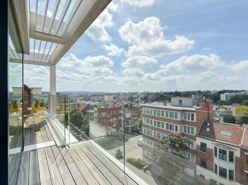 Exclusief te ontdekken bij Victoire-Junot, in de gegeerde Coghenwijk, dit hedendaagse penthouse van ± 130 m² bruto-oppervlakte, recent gebouwd binnen
