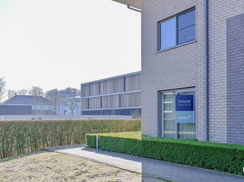 Dit lichtrijk en energiezuinig hoekappartement is gelegen op de gelijkvloers verdieping van residentie 'De Neerveust'. De locatie wordt gekenmerkt doo