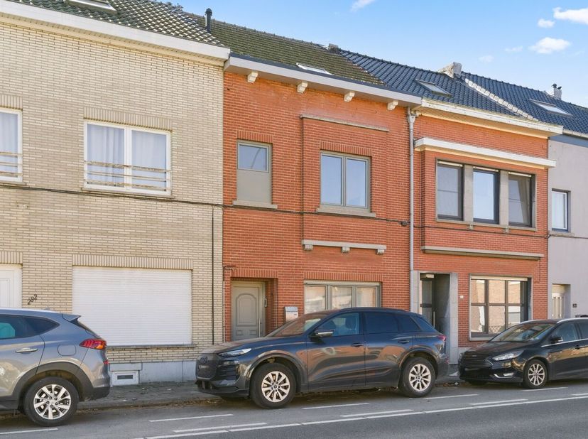 Deze instapklare rijwoning in Tienen is de perfecte plek voor iemand die op zoek is naar een gezellige woning met een tuin. De woning heeft 3 slaapkam