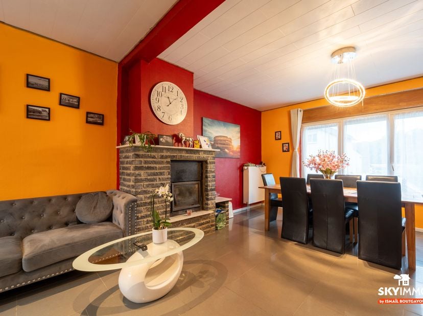 L’agence SKYIMMO vous propose cette magnifique maison 3 façades en excellent état, idéalement située dans un quartier paisible du Limbourg. Avec une s