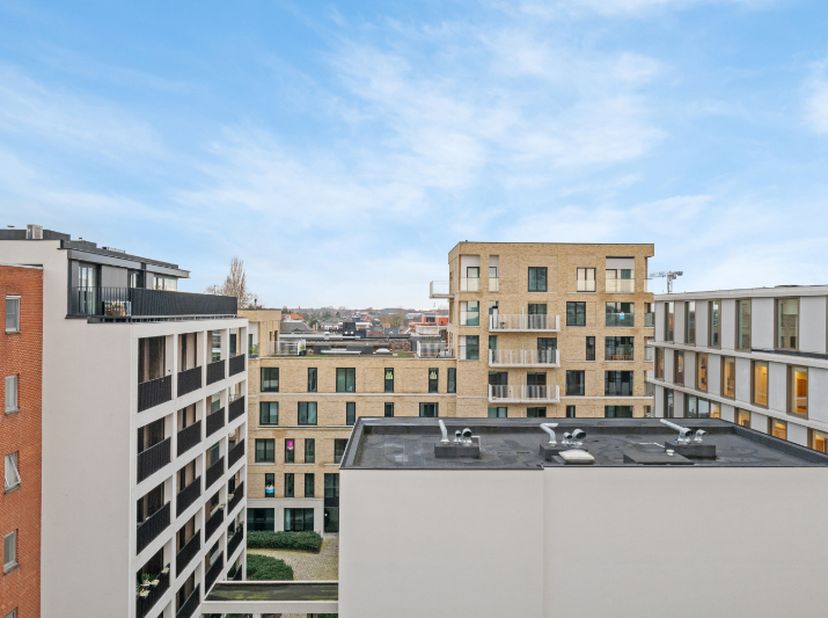 Roeselare-stadskern. PENTHOUSE op 6de verdieping aan het Coninckplein gelegen, met 2 slaapkamers, ochtendterras en avondterras. Een pareltje met uniek