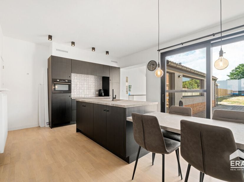 Deze moderne starterswoning ligt in een rustige, groene omgeving nabij het centrum van Bree. Wandelaars kunnen meteen genieten van de omliggende wande