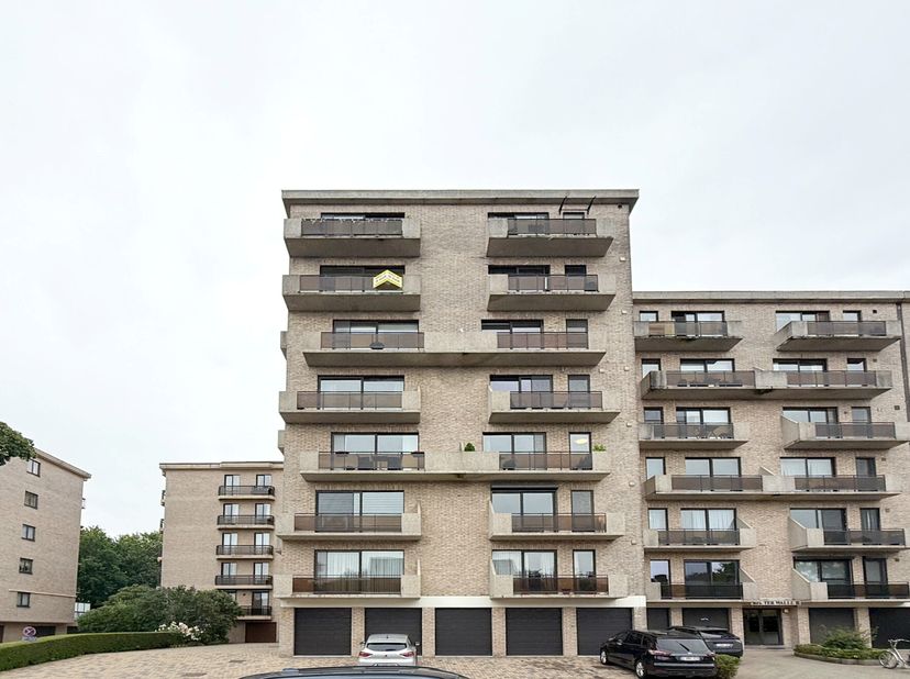 Het appartement is gelegen op de zesde verdieping en is gemakkelijk te bereiken via de lift. Het biedt tevens een prachtig zicht over de skyline van B