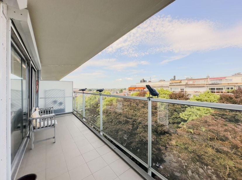 Dit instapklare appartement is gelegen op de zesde verdieping van een goed onderhouden gebouw. De ligging vlak bij het Rivierenhof biedt het beste van