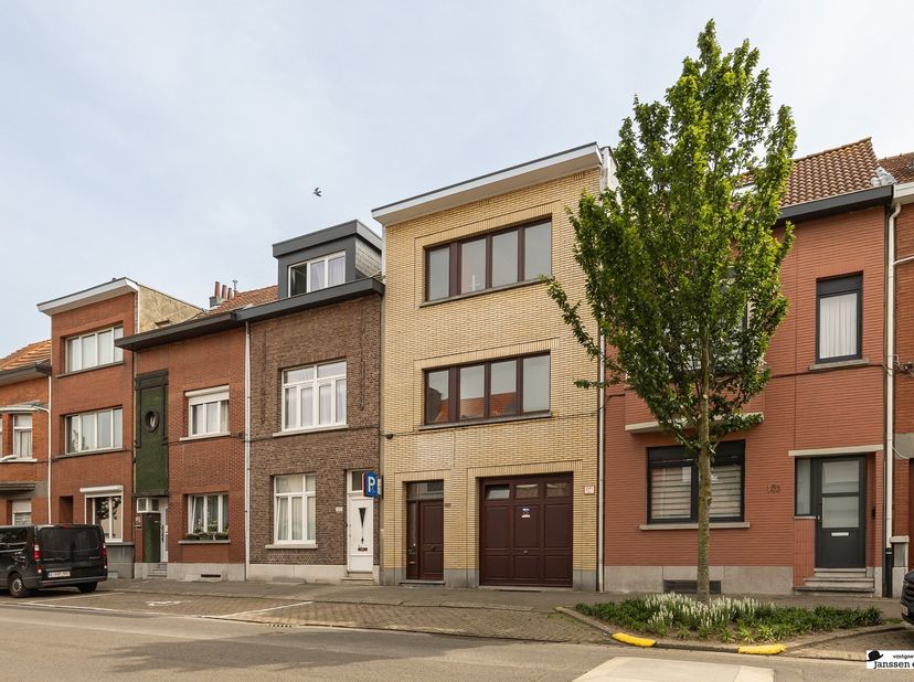 Vous êtes à la recherche d'une maison spacieuse à rénover ? Dans ce cas, cette maison de ville à rénover d'une surface habitable d'environ 245 m² vaut