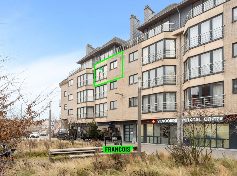 Ce superbe appartement est situé au troisième étage de la résidence récente Roosevelt (année de construction 2002), en plein centre de Vilvorde. Avec