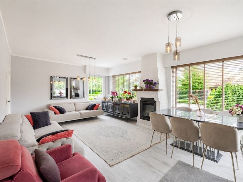In Zingem (Kruisem),vinden we deze, instapklare, open bebouwing, type bungalow. De woning combineert praktische indeling met een hedendaagse, woonstij