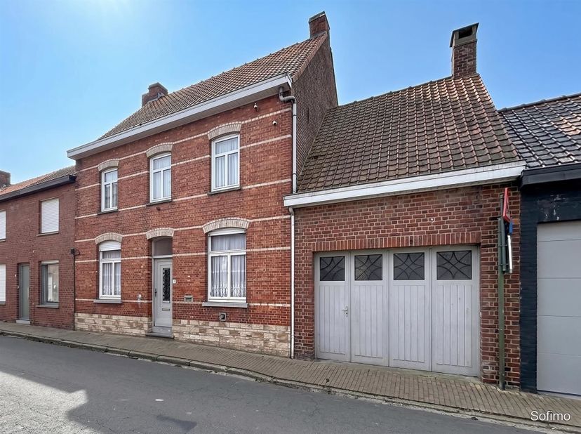Authentieke gezinswoning met garage, zonnige tuin en uitweg in het centrum van Dikkebus<br />
Op een centrale ligging in het gezellige Dikkebus bevin