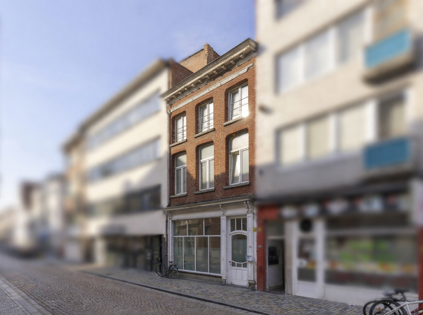 Vous recherchez un investissement stratégique ou une combinaison entre vie professionnelle et vie privée ? <br />
Ce bâtiment de caractère, construit