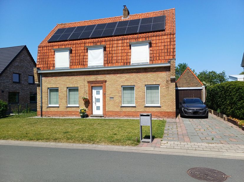 Instapklare open bebouwing in Oostkamp  in de rustige Kroonhovewijk te Oostkamp. Deze deels gerenoveerde gezinswoning baadt in het licht dankzij grote
