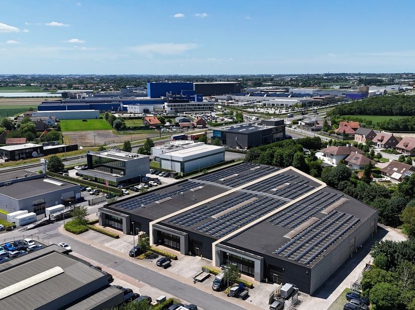 Op een vlot bereikbare locatie te Roeselare (Beveren) bieden wij een instapklaar bedrijfsgebouw aan dat een magazijnruimte (+/- 1.717 m²) combineert m