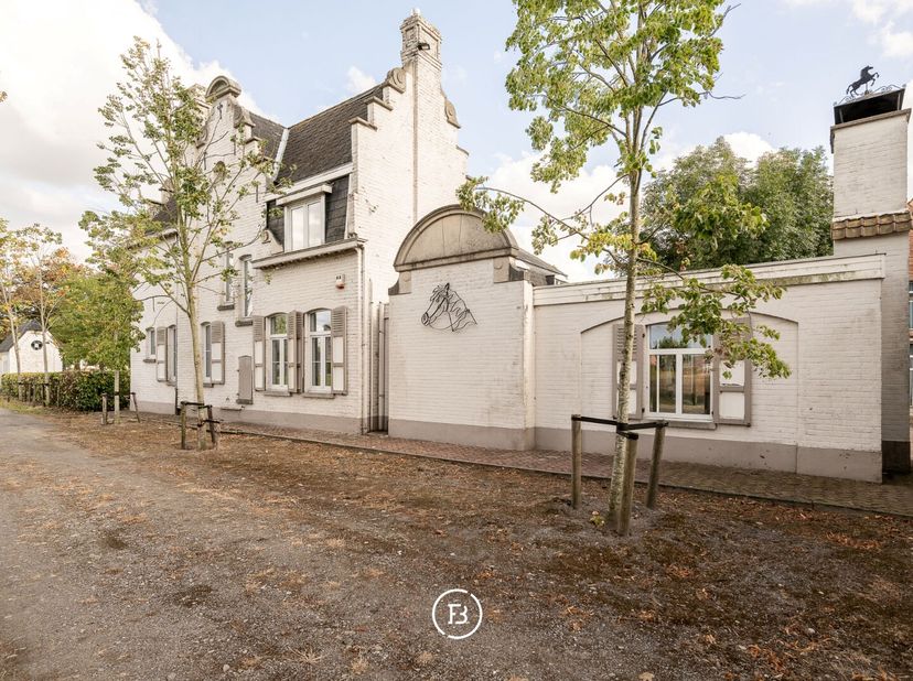 Te midden van het groen, in Waarschoot  met Zomergem op slechts enkele minuten rijden  ligt deze indrukwekkende eigendom. Een plek waar rust en ruimte