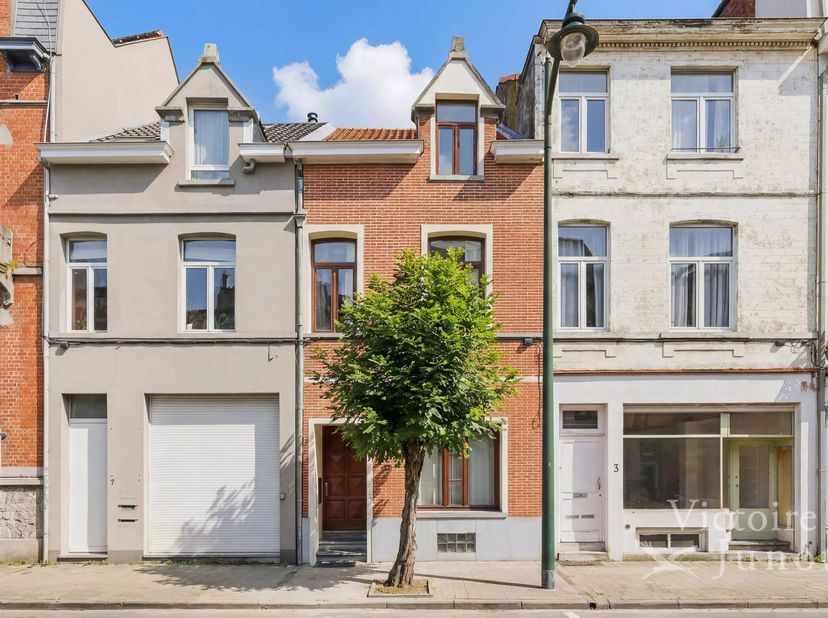 Dichtbij de Vanderkindere straat, op de Avenue des Sept Bonniers, mooie woning te vernieuwen, met een totale oppervlakte van ± 200 m² brut met een bin