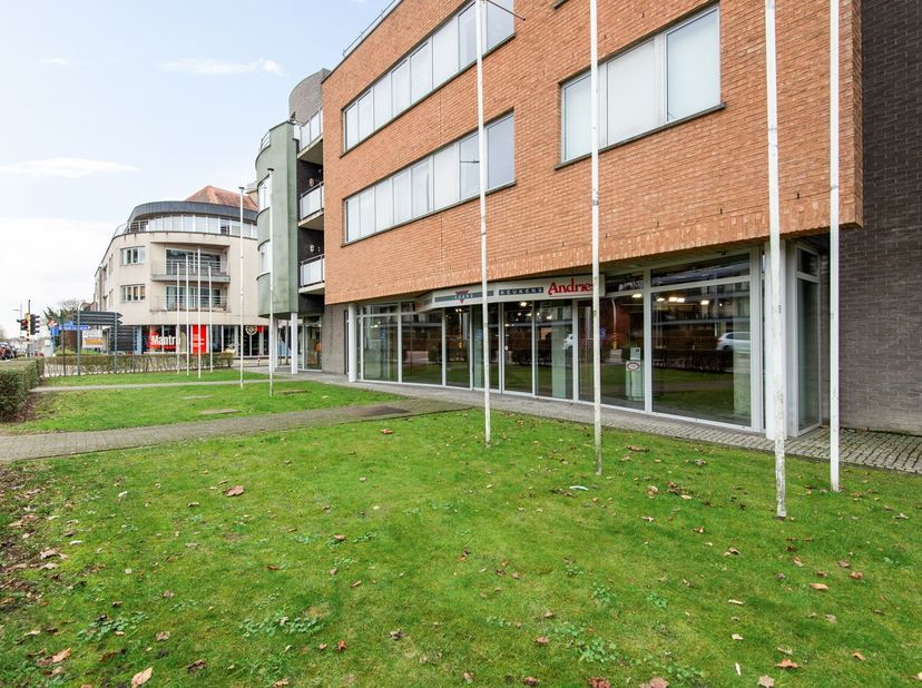 Strategisch gelegen handelspand met tal van mogelijkheden – zichtlocatie nabij Leuven<br />
Op een goed zichtbare locatie langs de Tiensesteenweg in