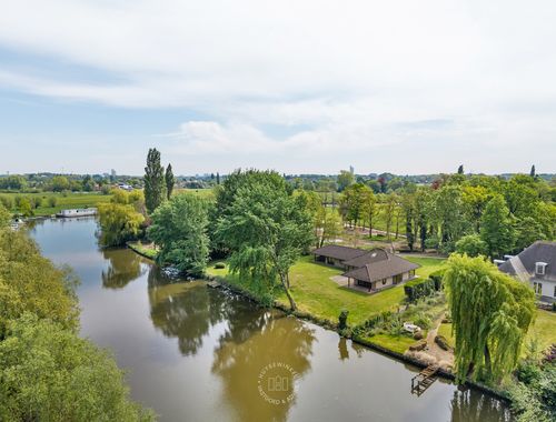                                         Bungalow à louer à Afsnee, € 2.600
