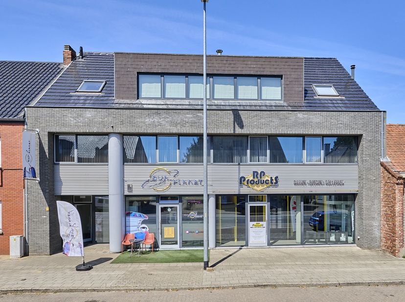 Deze mooie kantoorruimte op de eerste verdieping gelegen langsheen de Guido Gezellelaan in Heusden-Zolder, biedt een uitstekende combinatie van ruimte