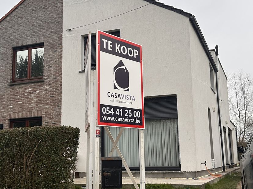 VERNIEUWDE EN ENERGIEZUINIGE HALFOPEN BEBOUWING MET TUIN IN EEN ZEER AANGENAME EN RUSTIGE ZONE VAN LOCHRISTI. In het gezellige Zeveneken, deelgemeente