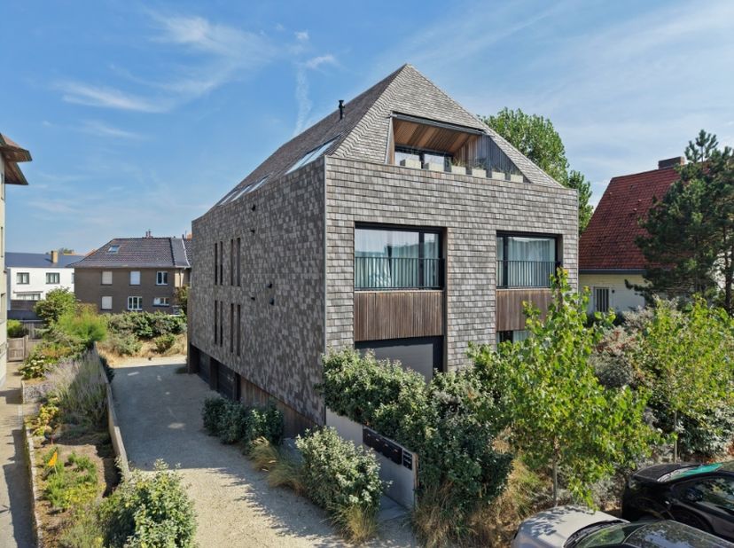 Gelegen in de rustige en kleinschalige residentie “Coxhyde” (slechts 4 units), bieden wij u dit ruime en kwalitatief afgewerkte duplex-appartement aan