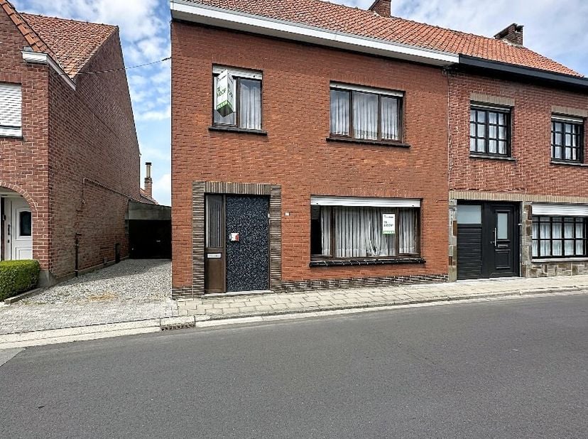 Op een boogscheut van het bruisende centrum van Diksmuide, in Beerst, bevindt zich deze solide woning op een vlot bereikbare ligging nabij tal van voo