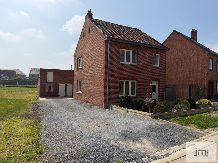 Deze woning is gelegen op een perceel van 5a55ca, net buiten het centrum van Wellen.<br />
<br />
Bij het binnenkomen komt u terecht in de inkomhal. V