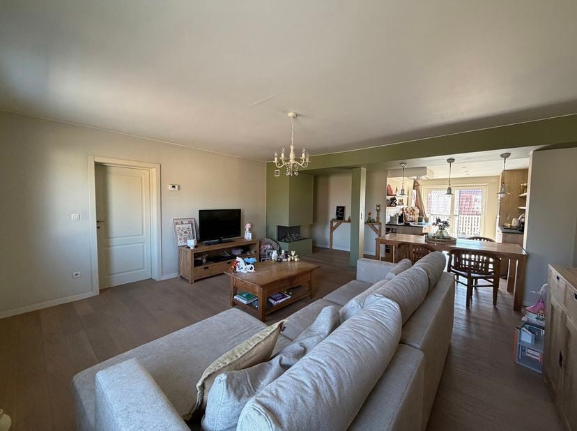 Te huur in Hechtel-Eksel: een verzorgd en comfortabel appartement dat stijl en functionaliteit perfect combineert. Het appartement beschikt over twee