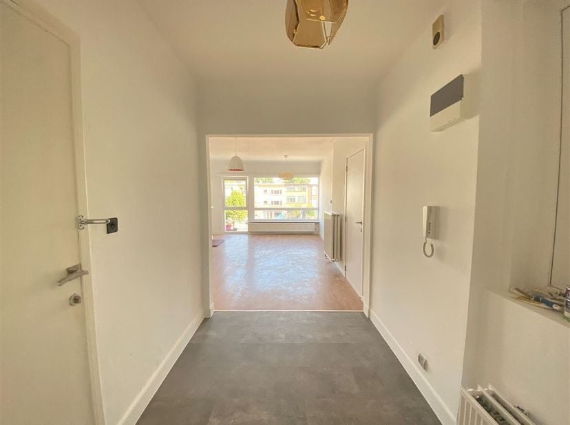 Gerenoveerd appartement met 2.5 slaapkamers op gunstige locatie! <br />
Indeling: Inkomhal, leef- en eetruimte, keuken, 3 slaapkamers, badkamer, gaste