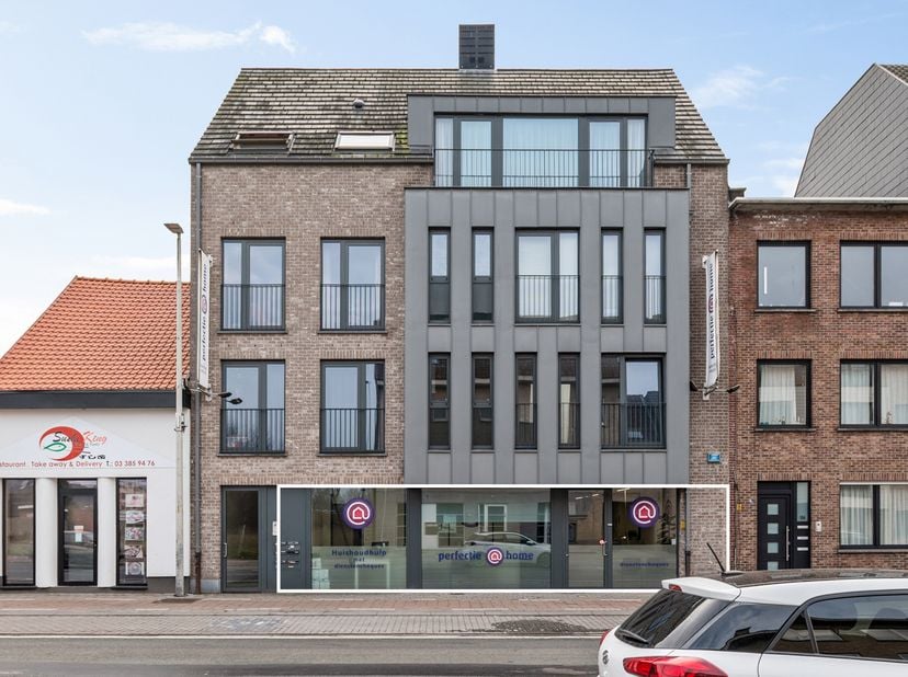 Gelegen te Sint-Antonius, Zoersel op een gunstige locatie. Vlot bereikbaar via de autostrade en op een schitterende zichtlocatie voor uw zaak.<br />
H