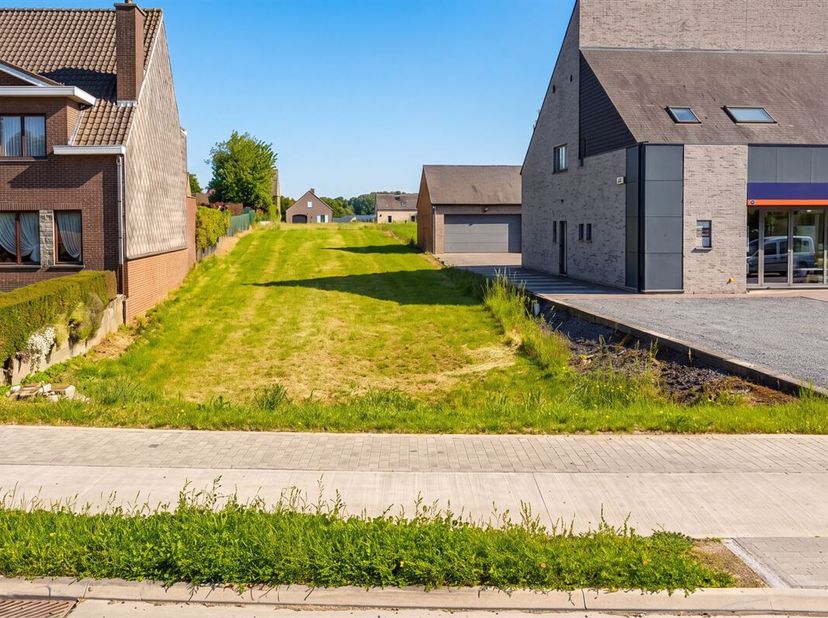 BOUWGROND VOOR HALFOPEN BEBOUWING TE BRAKEL<br />
Ruime bouwgrond van 852 m², gelegen langs de Ronsesestraat in Brakel, binnen een goedgekeurde verkav