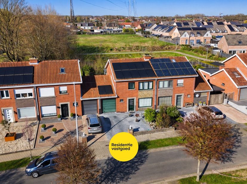 Welkom in Koningin Elisabethlaan 13, een gezellige woning gelegen in een rustige woonwijk te Izegem.<br />
In de nabije omgeving vindt u openbaar verv