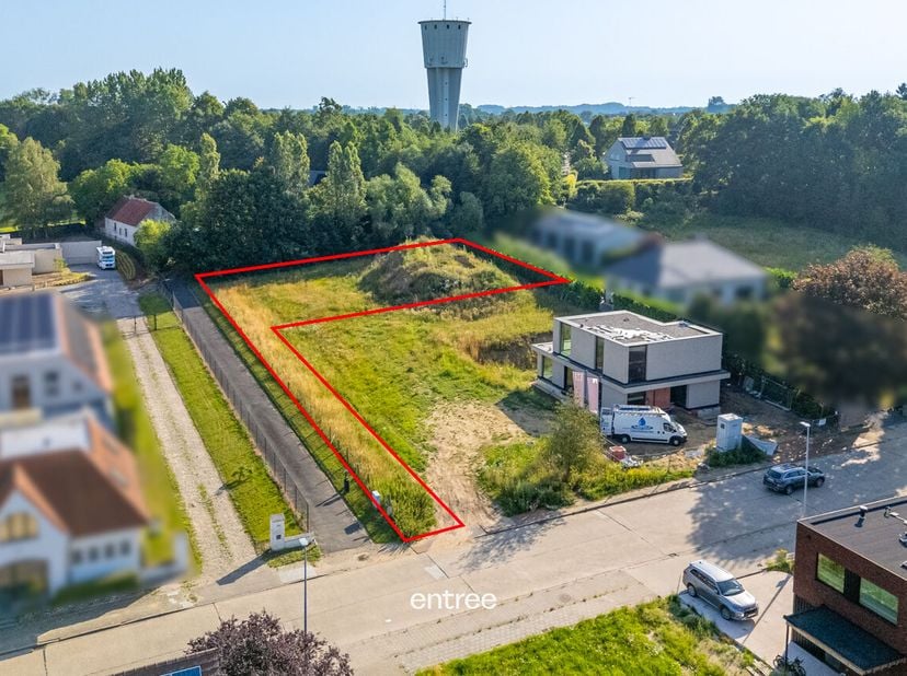 Dit perceel bouwgrond van 1414,89 m² (lot 3 van een kleine verkaveling met 3 bouwloten) is geschikt voor een open bebouwing.<br />
Het perceel bevindt