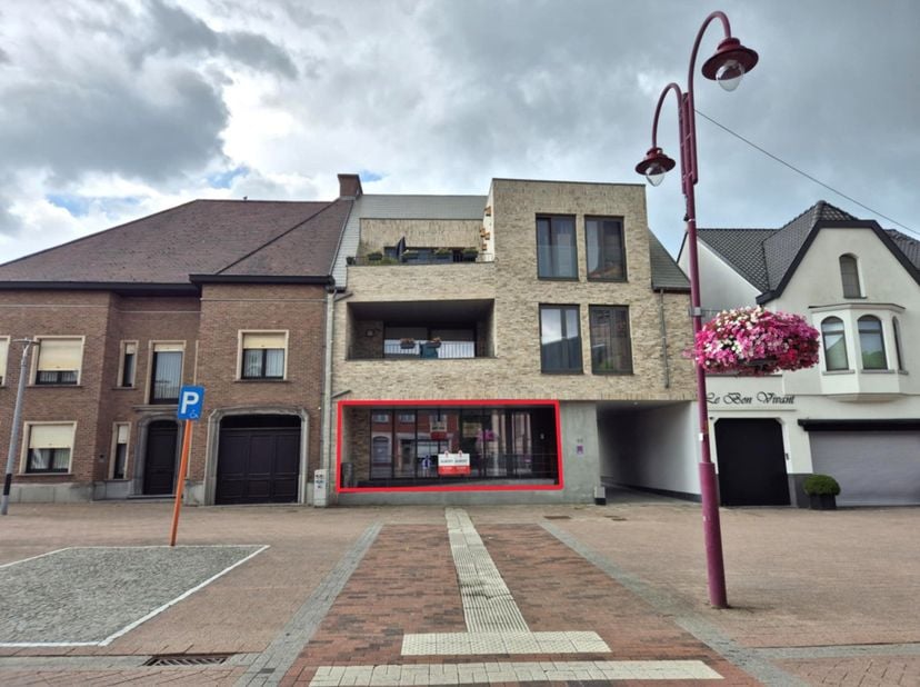 Ben je op zoek naar een nieuwbouw handelsgelijkvloers in Serskamp? Dan is deze handelszaak met tal van mogelijkheden op het Dorp van Serskamp zeker ie