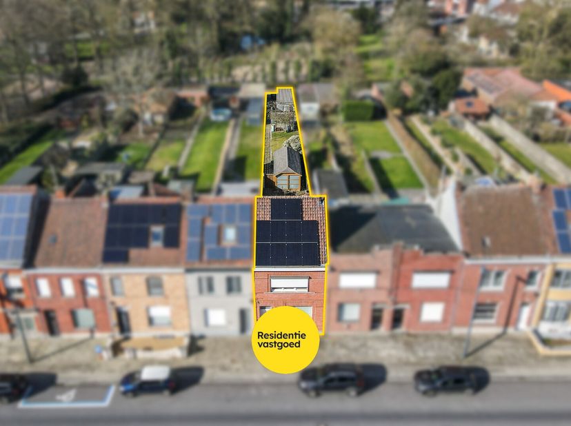 Deze verzorgde rijwoning bevindt zich in het centrum van Zwevegem, op wandelafstand van de Groene Kouter en diverse voorzieningen. De woning werd door