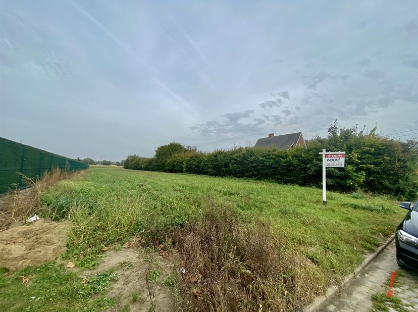 Schitterend stuk grond met voorste gedeelte bouwgrond 967 m2 en achterliggend een stuk bouwland van 896 m2, in totaal 1863 m2. <br />
Dit stuk grond
