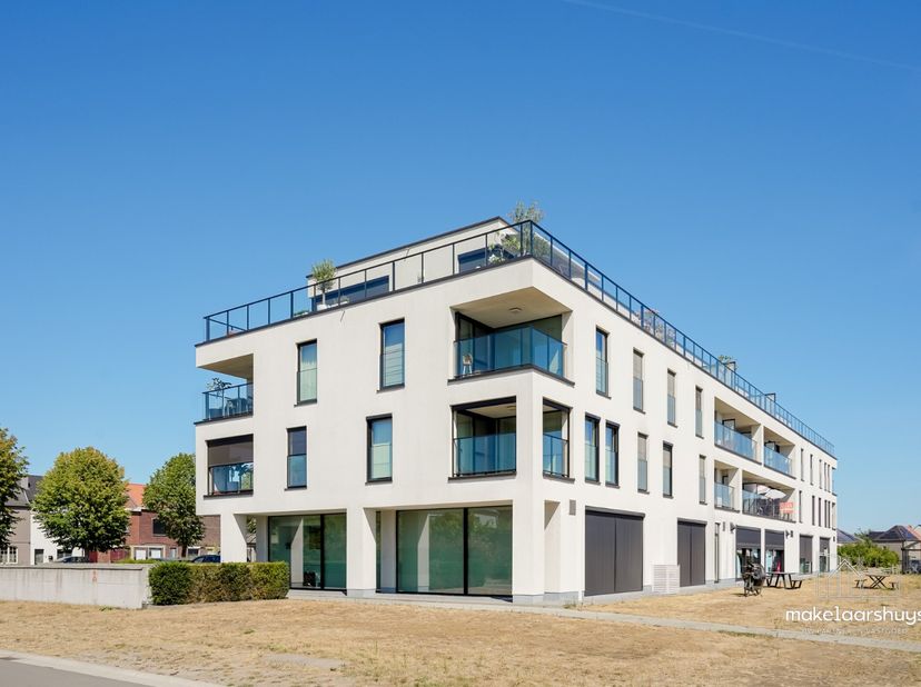 INSCHRIJVEN VIA DE SITE VAN DE MAKELAAR ; www.makelaarshuys.be Dit recent gebouwde, lichtrijke en instapklare appartement bevindt zich op de eerste ve