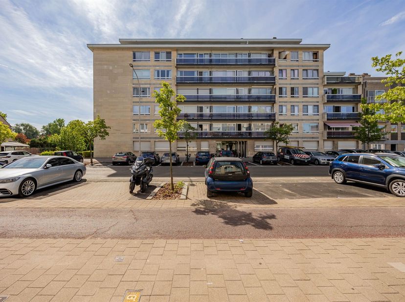 Zonnig en verzorgd 2-slaapkamerappartement met terras en autostaanplaats in Hoboken! <br />
<br />
Dit appartement is gelegen op de vierde verdiepin