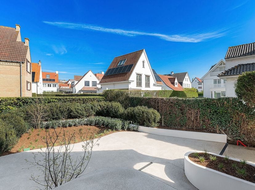 <br />
<br />
Située dans un emplacement d’exception à Duinbergen, à deux pas de la plage, cette villa jumelée a bénéficié d’une rénovation de haut st