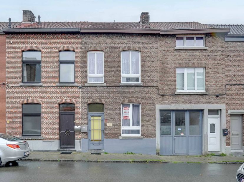 Deze dubbele woonst ligt nabij het centrum van Sint-Truiden en biedt heel wat potentieel als eventuele investering. De Slagmolenstraat 26 is een volwa