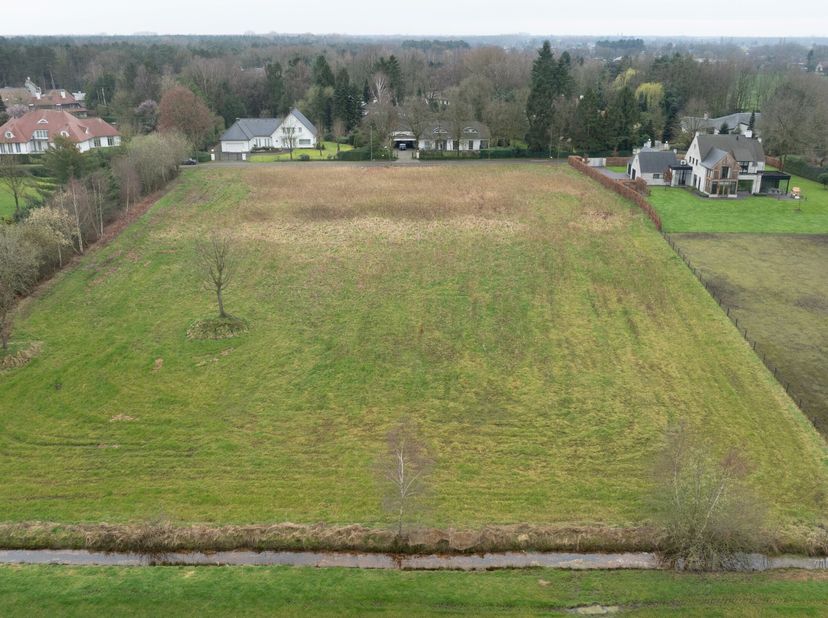 Parcelle de construction unique (avec zone agricole à l'arrière) dans un environnement résidentiel d'une superficie de 2 217 m² (+ parcelle à l'arrièr