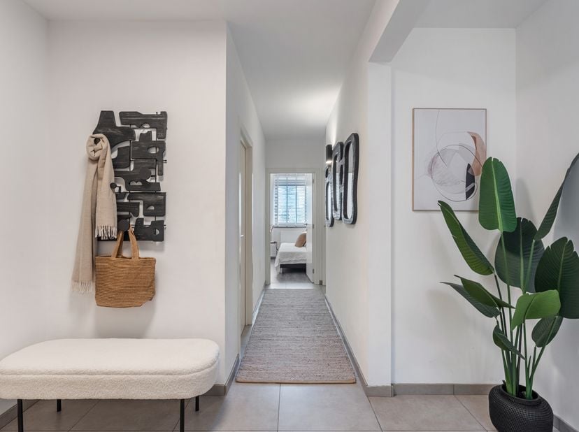 Dit stijlvolle duplex penthouse biedt een uitzonderlijk ruime woonbeleving met onder meer twee volwaardige slaapkamers, twee badkamers en een royale l